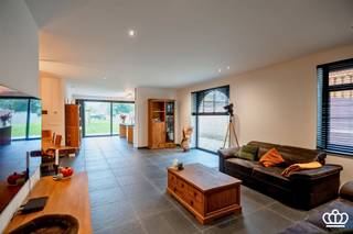 Recent gebouwde, ruime halfopen bebouwing (2022) met gebruik van kwalitatieve en tijdloze materialen gelegen op een top locatie te...