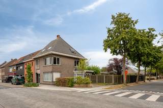 Op het gelijkvloers vinden we de ruime woonkamer (36m²), met inbouwkachel, en loopt door in een eetkamer/bureau (15m²).<br />De keuken (15m²) is volledig geïnstalleerd met een inductie kookplaat, afzuiging, vaatwasser, spoelbak, microgolf en combioven, ijskast en diepvries.<br />De keuken geeft toegang tot een wasplaats met aansluiting voor was- en droogmachine.<br /><br />Verder is er op het gelijkvloers nog een inkomhal (10m²) met apart toilet.<br /><br />Op de eerste verdieping zijn er drie slaapkamers (17m² - 17m² - 18m²) waarvan één is uitgerust met ingemaakte kasten en een andere voorzien is van aansluiting+afvoer voor water. De badkamer (10m²) is voorzien van een inloopdouche en twee wastafels met bijpassend meubel.<br />Verder is er nog een apart toilet.<br /><br />Op de tweede verdieping zijn er nog twee slaapkamers (13m² - 13m²), beide voorzien van ingemaakte kasten. Op deze verdieping is er nog een ruime nachthal (15m²) en een berging (3m²) waar de cv ketel zich bevindt.<br /><br />De tuin is volledig omheind en beschikt over een groot terras en tuinhuis. Er is een grote dubbele, hoge carport (geschikt voor een mobilhome) die bereikbaar is via een automatische brede poort (6m breed) langs de zijstraat.<br /><br />DIVERSEN<br />- Kelder (15m²)<br />- Waterontharder<br />- Bergzolder is bereikbaar via vlizotrap<br />- Automatische rolluiken gelijkvloers<br />- Handmatige rolluiken op de verdieping <br />- CV ketel op aardgas<br />- Ramen zijn deels kunststof en deels aluminium<br /><br />Bestuursmaatregelen in het maatregelenregister: nee
