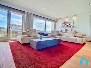 Dit uniek, lichtrijk appartement beschikt over een ruime woonkamer met open keuken, een badkamer en een douchekamer. Ook beschikt het appartement...