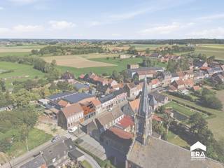 [[ DIT PAND NEEMT DEEL AAN DE ERA OPEN HUIZEN DAG OP 13/6 VAN 17:30 TOT 18:30 ]]
<p>&amp;#127969; TE KOOP: Praktische woning met tuin en 3 slaapkamers</p>

<p>Deze woning biedt een praktische indeling, veel lichtinval en een aangename tuin. Ideaal voor wie op zoek is naar een comfortabele thuis met voldoende ruimte.</p>

<p><strong>Indeling gelijkvloers:</strong></p>

<ul><li>
	<p>ruime en lichtrijke leefruimte</p>
	</li><li>
	<p>open keuken met directe verbinding naar de leefruimte</p>
	</li><li>
	<p>badkamer op het gelijkvloers</p>
	</li><li>
	<p>apart toilet</p>
	</li><li>
	<p>toegang tot de tuin</p>
	</li></ul>

<p><strong>Eerste verdieping:</strong></p>

<ul><li>
	<p>3 slaapkamers</p>
	</li><li>
	<p>extra bergruimte</p>
	</li></ul>

<p><strong>Kelderverdieping:</strong></p>

<ul><li>
	<p>kelder, geschikt als extra opslagruimte</p>
	</li></ul>

<p>☀️ <strong>Extra troeven:</strong></p>

<ul><li>EPC-label C (8 zonnepanelen)</li><li><strong>Conforme elektriciteit</strong></li></ul>

<p>&amp;#128222; Interesse in deze woning? Neem vandaag nog contact op met je ERA-makelaar voor een bezoek.</p>

<p><strong>JOUW DROOMHUIS. ZO GEVONDEN!</strong></p>