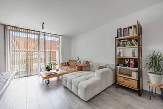 Een instapklaar en energiezuinig appartement (EPC A) in de dorpskern van Zeebrugge, ideaal als zorgeloze investering aan de kust met aantrekkelijk rendement of als comfortabele woonst. Het gebouw is recent, de elektrische installatie is conform, en alle voorzieningen, winkels en openbaar vervoer liggen op wandelafstand.<br /><br />Dit appartement combineert moderne afwerking, praktische indeling en een uitstekende ligging. Dankzij de lichtrijke leefruimte, het terras en de twee slaapkamers vormt dit een perfecte thuisbasis aan zee.<br /><br />Indeling:<br />- Inkomhal,<br />- Apart toilet,<br />- Leefruimte met gezellige zit- en eethoek met veel lichtinval,<br />- Open keuken, volledig uitgerust en voorzien van alle comfort,<br />- Berging met aansluiting voor wasmachine,<br />- Eerste ruime slaapkamer,<br />- Terras,<br />- Tweede slaapkamer, perfect als logeerkamer, bureau of hobbyruimte,<br />- Badkamer voorzien van wastafel en douche,<br /><br />Interesse in dit instapklare appartement?<br />Contacteer ons gerust voor meer info of een bezoek ter plaatse.