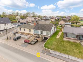 Langs de Bergstraat ter hoogte van nummer 21 bevindt zich deze te renoveren doch netjes onderhouden halfopen woning, op een mooi perceel van 5a...