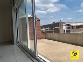 <p><span>Dit </span><span>prachtig gerenoveerde dakappartement</span><span> bevindt zich op de bovenste verdieping van een </span><span>kleinschalig gebouw met lift</span><span>. De woning geniet van een </span><span>uitstekende, centrale ligging nabij het centrum van Aartselaar</span><span>, terwijl u toch kunt genieten van de rust en het mooie uitzicht over de achterliggende velden.</span></p><p><span> </span></p><p><span>Indeling</span></p><p><span>Inkomhal & berging</span><span><br />Via de ruime inkomhal krijgt u toegang tot de verschillende vertrekken. Er is tevens een praktische berging aanwezig, voorzien van een aansluiting voor de wasmachine.</span></p><p><span> </span></p><p><span>Leefruimte & keuken</span><span><br />De ruime leefruimte van maar liefst </span><span>40 m²</span><span> bevindt zich aan de achterzijde van het appartement. Dankzij de grote raampartijen geniet u hier van veel natuurlijk licht en een prachtig, vrij uitzicht over de velden. Vanuit de leefruimte heeft u rechtstreeks toegang tot het aangename terras.</span></p><p><span>De open keuken sluit mooi aan bij de leefruimte en is </span><span>volledig geïnstalleerd</span><span>. De moderne keuken beschikt over een praktische ontbijthoek en voldoende opbergkasten.</span></p><p><span> </span></p><p><span>Badkamer, toilet & slaapkamers</span><span><br />De badkamer is uitgerust met een ligbad en een lavabomeubel. Het toilet is apart. Aan de voorzijde van het appartement bevinden zich </span><span>twee slaapkamers</span><span>.</span></p><p><span> </span></p><p><span>Garagebox</span></p><p><span>Er is een </span><span>garagebox verplicht bij te huren</span><span> aan </span><span>€ 100/maand</span><span>.</span></p><p><span> </span></p><p><span>Huurprijs & kosten</span></p><ul><li><span>Huurprijs appartement: </span><span>€ 1050/maand</span></li><li><span>Garagebox: </span><span>€ 100/maand</span></li><li><span>Gemeenschappelijke kosten: </span><span>€ 100/maand</span></li></ul><p><span> </span></p><p><span>Het appartement is </span><span>onmiddellijk beschikbaar</span><span>.</span></p><p><span> </span></p><p><span>Troeven</span></p><ul><li><span> Aangenaam terras met prachtig uitzicht over de velden</span></li><li><span>Centrale ligging nabij het centrum van Aartselaar</span></li><li><span>2 slaapkamers</span></li><li><span> Kleinschalig gebouw</span></li><li><span> Lift aanwezig</span></li><li><span>Garagebox beschikbaar en verplicht bij te huren</span></li></ul><p><span> </span></p><p><span> </span></p><p><span> </span></p>