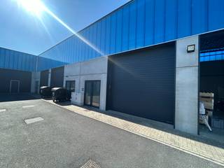 Recent en goed gelegen magazijn in het industriepark "Grote Nest" te Evergem, langs het kanaal Gent-Terneuzen en met een uitstekende bereikbaarheid.<br /><br />De unit omvat een magazijnruimte van ca. 88 m². Daarnaast beschikt het pand over een afgesloten ruimte met daarin een toilet + privatieve buitenstaanplaats.<br /><br />Dankzij de praktische indeling en de mooie hoogte is deze ruimte ideaal voor opslag, atelier of lichte logistieke activiteiten.<br /><br />Troeven:
<ul>
	<li>Recent (2019) en instapklaar</li>
	<li>1 privatieve parkeerplaats</li>
	<li>Gelegen in vlot bereikbaar industriepark</li>
	<li>Strategische ligging langs kanaal Gent-Terneuzen</li>
	<li>Delori-Maeslaan 17, Evergem (industriepark Grote Nest)</li>
</ul>
<br />Interesse? Contacteer Thomas - 0475 32 51 89 voor meer info of een bezoek ter plaatse!