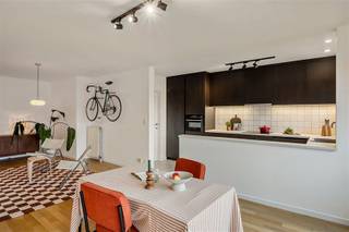 <p><span>Instapklaar & volledig vernieuwd: dit appartement in Merksem en 20min van de stad is een regelrechte topper</span><span>!</span></p><p><span> </span></p><p><span>95m² wooncomfort, 2 ruime slaapkamers, een groot zonnig terras én een eigen garagebox. </span></p><p><span>Welkom aan de Melgesdreef 146, een van de mooiste starten van Merksem.</span></p><p><span><br />Centraal gelegen, met winkels, openbaar vervoer, het ziekenhuis en scholen op wandelafstand. </span></p><p><span>Alles binnen handbereik, zonder in te leveren op rust.</span></p><p><span><br />Op de 2e verdieping (met lift) vind je dit in 2025 volledig gerenoveerde appartement met groot zonnig terras, helemaal klaar om zo in te trekken. </span></p><p><span>De lichtrijke leefruimte en moderne geriefelijke keuken vormen samen één geheel. Verder is er ook nog een handige bijkeuken/berging aanwezig.</span></p><p><span>Twee ruime slaapkamers (waarvan één met ingemaakte kasten) aan de achterkant van het gebouw. Slapen doe je dus in alle rust en kalmte.</span></p><p><span>De mooie badkamer met grote inloopdouche, handdoekdroger en aparte was/droogberging bieden extra luxe.</span></p><p><span>Apart gastentoilet met handenwasser. </span></p><p><span>Extra troef: een garagebox en kelderberging.</span></p><p><span><br />* Volledig gerenoveerd in 2025.<br />* 95m² instapklaar wooncomfort.<br />* Zonnig terras, ca. 10m².<br />* Garagebox + kelderberging (incl in de vraagprijs)<br />* EPC B = zeer energiezuinig.<br />* Op een boogscheut van de stad.</span></p><p><span> </span></p><p><span>Verliefd geworden? Plan snel een bezoek!<br />03 646 66 55 of <span>sofie@sinjoor.be</span></span></p>