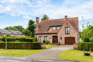 <p>Deze karaktervolle open bebouwing, ontworpen door architect Faseur en gebouwd in 1987, bevindt zich op een ruim perceel van maar liefst 1.395 m² in Drongen.</p><p></p><p>De woning onderscheidt zich door de doordachte architectuur, royale volumes en aangename connectie met de tuin.</p><p>Via de inkomhal met gastentoilet betreedt u de woning.</p><p>De lichtrijke leefruimte vormt het centrale punt van de woning en wordt gekenmerkt door een indrukwekkende open haard met stijlvolle schouw, die voor extra warmte en sfeer zorgt. Grote raampartijen creëren een mooie verbinding met het terras en de tuin. Ook de keuken geniet van rechtstreeks contact, waardoor binnen en buiten harmonieus in elkaar overvloeien.</p><p></p><p>Op het gelijkvloers bevinden zich verder een bureau/speelkamer en een inpandige garage waar ook ruimte voor wasmachine en droogkast werden voorzien.</p><p></p><p>De eerste verdieping omvat drie volwaardige slaapkamers, een badkamer uitgerust met ligbad, dubbel lavabomeubel en een toilet, een berging. De ruime zolder en de aanwezigheid van een kelder creëren heel wat opbergplaats.</p><p></p><p>De verzorgde tuin biedt tal van mogelijkheden voor wie graag buiten vertoeft. Een bijkomende troef is dat zowel het aanwezige tuinhuis met aansluitende volière correct werden vergund.</p><p></p><p>De woning beschikt over een EPC-label D door de aanwezigheid van onder andere 12 cm dakisolatie en dubbele beglazing.</p><p></p><p>Een eigendom met karakter, architecturale kwaliteit en een uitzonderlijk ruim perceel, waar gezinnen alle ruimte krijgen om comfortabel te wonen en te genieten van het buitenleven. Een bezoek meer dan waard.</p><p><strong><u>Interesse?</u></strong> Contacteer Steffi telefonisch op 0498/50.50.94 of per mail steffi@vastgoeddevos.be </p>