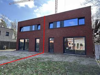 Halfopen nieuwbouwwoning in cascostand (wind- en waterdicht, zonder binnenafwerking) in een rustige, doodlopende straat inLeopoldsburg. Ideaal voor...