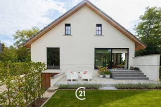<p><b>Bienvenue dans cette magnifique maison récemment rénovée dans un style moderne à Sint-Martens-Latem</b></p><p>Cette propriété exclusive offre une combinaison idéale d’espace, de luxe et de raffinement. Avec <b>ses 6 chambres et ses 3 salles de bains</b>, cette maison convient parfaitement à une grande famille ou à ceux qui apprécient le confort et les possibilités qu’elle offre.</p><p><b>Points forts de la propriété :</b></p><p><b>Intérieurs luxueux :</b> l'intérieur comprend une cuisine ouverte élégante dotée de finitions haut de gamme, un salon spacieux donnant sur la terrasse, un bureau/espace de travail et un impressionnant dressing. Les salles de bains sont aménagées avec élégance et disposent d'équipements modernes, notamment une baignoire îlot et une douche.</p><p><b>Équipements de bien-être :</b> la propriété dispose d’une salle de sport entièrement équipée avec du matériel professionnel, idéale pour la santé et le bien-être.</p><p><b>Loisirs et divertissements :</b> une salle de jeux luxueuse au sous-sol, avec table de billard, bar et ambiance lounge, offre un espace de divertissement idéal pour la famille et les amis.</p><p><b>Possibilités de stationnement :</b> Avec <b>5 garages</b>, vous disposez d’un espace plus que suffisant pour vos véhicules, pouvant être aménagé selon vos besoins.</p><p><b>Espaces extérieurs :</b> La propriété est entourée de magnifiques jardins aménagés, avec de vastes pelouses, des arbres matures et des haies. Les terrasses sont parfaites pour se détendre et passer du temps ensemble en plein air.</p><p><b>Emplacement :</b> Située à Sint-Martens-Latem, un quartier résidentiel très prisé, cette propriété se trouve dans un environnement calme et verdoyant, au cœur de quartiers bien aménagés et à proximité d'excellentes commodités.</p><p>Il s'agit d'une opportunité exceptionnelle pour ceux qui recherchent une propriété haut de gamme alliant tout le confort moderne et l'élégance.</p>