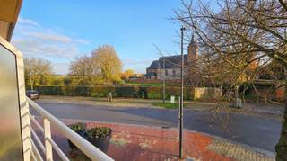 App. 2 chambres sur la place d'Helchin. Contient: hall d'entrée, living + cuisine equipée, buanderie, toilet, salle de bains, 2 chambres.Loyer: 550...