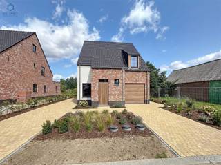 Découvrez cette belle propriété dans le pittoresque Deftinge, une occasion unique de posséder la maison de vos rêves. Cette charmante propriété...