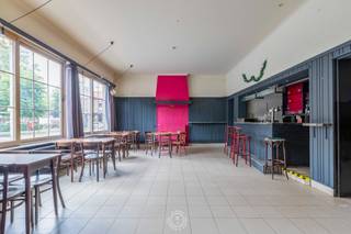 Dit ruime handelspand met bovenliggende woonst is gelegen op een zichtlocatie recht tegenover een kerkplein in Sint-Niklaas. Het gebouw biedt tal...