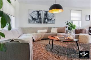 <strong><u>Rustig gelegen, ruime woning op een perceel van 6 aren 65 centiaren. Riante indeling met 4 slaapkamers en een open leefruimte die uitgeeft op de tuin. <br /><br />TROEVEN: </u></strong><br />- Rustige, groen omgeven ligging <br />- Perceel 6 aren 65 centiaren <br />- 4 slaapkamers, waarvan 1 met dressing <br />- Voorzien van moderne technieken en tijdloze architectuur <br />- Netjes onderhouden <br />- Momenteel verhuurd aan een correcte huurprijs <br /><br /><strong>Locatie</strong> - Ruime gezinswoning op een mooi perceel in deze rustige omgeving. Dit gebied aan de rand van Helchteren kenmerkt zich vooral door de mooi verzorgde woningen, ruime percelen, de bosrijke omgeving en de nabijheid van tal van diverse ontspanningsmogelijkheden. De plaatselijke sporthal, voetbalvereniging Helson, het wandelgebied rond Kasteelbrouwerij Ter Dolen en het recreatiedomein Molenheide liggen bijna letterlijk aan je voordeur. Ook het centrum van Helchteren en de Noord-Zuid verbinding liggen op slechts een boogscheut van de woning.<br /><br /><strong>Indeling</strong> - Deze halfopen bebouwing heeft als indeling op de gelijkvloerse verdieping de inkomhal, het toilet en de ruime en lichtrijke woonkamer die naadloos overgaat in de praktische keuken met kookeiland. Aangrenzend aan de keuken is er de grote berging met meer dan voldoende ruimte voor de technische installatie, opslagruimte en wasplaats. Zowel vanuit de woonkamer als vanuit de keuken heb je een mooi zicht op het ruim en deels overdekt terras, de onderhoudsvriendelijke en volledig omheinde achtertuin en op de achterliggende velden.<br />Op de eerste verdieping is er de nachthal, een ruime badkamer met inloopdouche, dubbele wastafel en een toilet. Er zijn maar liefst 4 slaapkamers waaronder de master bedroom met een eigen dressing, twee ruime slaapkamer en een kleinere die eventueel kan ingericht worden als thuiswerkbureel of hobbykamer. Extra opbergruimte is er op de zolder en voor de wagens is er voldoende plaats aan de voorzijde van de woning.<br /><br /><strong>Verhuurd </strong>- Deze woning is momenteel verhuurd aan een correcte, stipte huurder voor een marktconforme huurprijs. Dit maakt dat deze woning een interessante investering kan zijn. Kopers voor eigen gebruik kunnen de woning betreden na de opzegtermijn, als zij de huurovereenkomst opzeggen voor eigen gebruik. Dit kan van zodra de notariële akte verleden werd. <br /> 