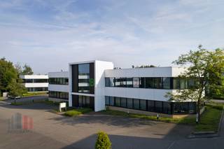 Kwalitatief kantoor van 244 m² met 241 m² magazijnruimte te huur.<br />Gelegen op slechts 700 m van de op- en afrit Sint-Agatha-Berchem van de Brusselse Ring (R0), met een vlotte ontsluiting naar de E40. De site is bovendien goed bereikbaar met het openbaar vervoer, met het station Groot-Bijgaarden op amper 400 m.<br /><br />De kantoorruimte geniet van veel natuurlijk lichtinval en is uitgerust met een kitchenette. Het magazijn is toegankelijk via een sectionale poort, wat zorgt voor een efficiënte logistieke werking.<br /><br />Het pand maakt deel uit van het <strong>Westpoint Business Park</strong>, dat beschikt over een ruime parking. Ideaal voor bedrijven die op zoek zijn naar een moderne, functionele en vlot bereikbare werkplek. <br /><br />Contacteer<strong> PANORAMA B2B</strong> voor bijkomende informatie, plannen of een vrijblijvend plaatsbezoek via<strong> 0477 09 00 09.</strong>