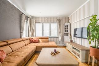 [[ DIT PAND NEEMT DEEL AAN DE ERA OPEN HUIZEN DAG OP 19/9 VAN 9:30 TOT 10:30 ]]
<p>Instapklare halfopen bebouwing op een toplocatie in Beveren-Kruibeke-Zwijndrecht.</p>

<p>Deze charmante woning combineert een praktische indeling met een centrale ligging nabij het centrum, openbaar vervoer en belangrijke invalswegen. Dankzij de instapklare afwerking kan je hier meteen comfortabel wonen. De gezellige ingerichte tuin vormt een aangename buitenruimte om te ontspannen of gasten te ontvangen. Met drie slaapkamers, een ruime living en een volledig ingebouwde keuken biedt deze woning alle comfort voor gezinnen of koppels die een huis willen kopen in Beveren-Kruibeke-Zwijndrecht. De combinatie van bereikbaarheid, wooncomfort en een warme uitstraling maakt van deze woning een interessante opportuniteit.</p>

<p> </p>

<p>Belangrijkste ruimtes:<br />• Ruime living (30 m²) met veel mogelijkheden voor een gezellige zithoek en eetplaats.<br />• Volledig ingebouwde keuken (10 m²) met praktische indeling.<br />• Badkamer (7 m²) uitgerust met douche, ligbad, toilet en enkele wastafel in meubel.<br />• Drie slaapkamers van 23 m², 14 m² en 9 m².<br />• Inkomhal en extra hallen met vlotte circulatie doorheen de woning.<br />• Garage (21 m²) met extra opslagmogelijkheden.<br />• Gezellig ingerichte tuin om in alle rust van het buitenleven te genieten.</p>

<p>Troeven:<br />• Gelegen op een toplocatie nabij centrum, openbaar vervoer en invalswegen.<br />• Instapklare woning met praktische indeling.<br />• Gezellig ingerichte tuin en garage aanwezig.</p>

<p> </p>

<p>Neem vandaag nog contact op met je ERA-makelaar voor een bezoek.</p>

<p>JOUW DROOMHUIS. ZO GEVONDEN!</p>