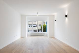 <p>Prachtig en volledig gerenoveerd appartement in het hart van Koksijde, op wandelafstand van zee, winkels en restaurants. Met een bewoonbare oppervlakte van 100 m² biedt deze instapklare woning een stijlvolle afwerking en veel lichtinval.</p>
<p>Mogelijkheid tot aankoop van garageboxen in de residentie. Ideaal als vaste woonst, tweede verblijf of investering aan de kust.<br /><br />Troeven : </p>
<ul><li>Gerenoveerd! </li><li>Optie tot garage in de residentie! </li><li>Rustige ligging! </li></ul>
Meer informatie? Contacteer ons op 058 51 23 23 of op christian@eraservimo.be<br />