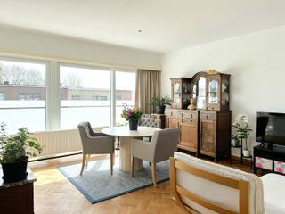Dit hoekappartement bevindt zich op de tweede en bovenste verdieping van een rustige residentie in Aartselaar, op een mooie en gegeerde locatie aan de Kardinaal Cardijnlaan 38. De ligging is rustig, met een vlotte bereikbaarheid. U bevindt zich nabij winkels, scholen, openbaar vervoer en belangrijke invalswegen, waardoor zowel Antwerpen als omliggende gemeenten eenvoudig bereikbaar zijn. De combinatie van rust, bereikbaarheid en licht maakt dit een bijzonder aangename woonomgeving.<br /><br />Het betreft een bijzonder lichtrijk hoekappartement, waar de grote raampartijen zorgen voor een overvloed aan natuurlijk licht en een aangename woonbeleving doorheen het volledige appartement. Het buitenschrijnwerk werd reeds vernieuwd, wat bijdraagt aan het comfort. Het appartement is volledig afgewerkt met parket, met uitzondering van de natte ruimtes, en beschikt over praktische ingebouwde kasten in de nachthal.<br /><br />Via de leefruimte met open, ingerichte keuken bereikt u de nachthal, die toegang biedt tot twee volwaardige slaapkamers, een kinderkamer of bureauruimte, en een ingerichte badkamer, voorzien van een cv-installatie en aansluiting voor een wasmachine. U stapt binnen en voelt meteen de gezelligheid en warme sfeer die dit appartement te bieden heeft.<br /><br />De private kelderberging is inbegrepen in de prijs. Achter het gebouw bevindt zich een garagebox, verplicht mee aan te kopen voor € 18.000. Verder beschikt het appartement over vernieuwd PVC-buitenschrijnwerk (2014), een geïsoleerd dak en wordt het balkon vernieuwd in 2026. De kosten voor deze werken zijn reeds volledig door de verkoper betaald.<br /><br />Dit appartement is een interessante opportuniteit voor wie op zoek is naar een woonst met potentieel. Dankzij de reeds uitgevoerde investeringen, waaronder het vernieuwde PVC-buitenschrijnwerk, de dakisolatie en de volledig betaalde balkonrenovatie, zijn de belangrijkste structurele investeringen al achter de rug. De indeling biedt een uitstekende basis om het appartement naar uw eigen smaak in te richten.