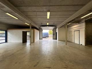 Op zoek naar een goed gelegen magazijn/bedrijfsunit om uw zelfstandige activiteit uit te voeren? Dan is deze opslagplaats iets voor u! De...