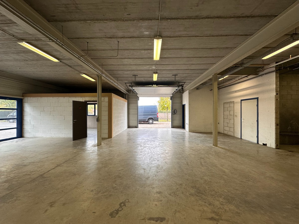 Magazijn/Opslagplaats met een oppervlakte van 170m² met bureauruimte - foto 2