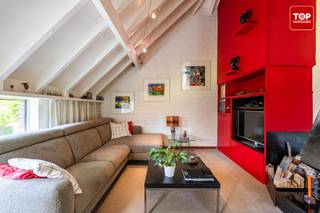 Deze woning is gelegen in een rustige straat met veel groen, met haar verrassende indeling, grote raampartijen, prachtige lichtinval en doordachte architectuur biedt deze woning een unieke woonbeleving.<br />De woning beschikt over een bewoonbare oppervlakte van 168 m² en is gelegen op een mooi perceel van 659 m². Bij het betreden van de woning wordt u meteen verrast door het open en luchtige gevoel dat de verschillende niveaus creëren. De recent vernieuwde keuken vormt het centrale punt van de woning en sluit aan op de lichtrijke veranda. Dankzij de grote glaspartijen geniet u hier het hele jaar door van een prachtig zicht op de tuin en het omliggende groen.<br />De sfeervolle leefruimte bevindt zich op split-level niveau en vormt zonder twijfel één van de absolute blikvangers van de woning. De authentieke open haard zorgt voor een warme en gezellige sfeer met een uitgesproken architecturaal karakter.<br />Op het gelijkvloers bevindt zich daarnaast een extra polyvalente ruimte die perfect kan worden ingericht als bureau, speelkamer of hobbyruimte. Ideaal voor gezinnen of voor wie regelmatig van thuis uit werkt.<br />De verdieping omvat 3 slaapkamers. De master bedroom beschikt over een eigen badkamer. <br />Buiten geniet u van een prachtig aangelegde tuin met verschillende zonnige terrassen en een uitstekende privacy. <br /><br />Centrale verwarming op mazout (epc wordt aangepast).<br /><br />Naastgelegen stuk grond optioneel bij aan te kopen voor 175.000€<br /><br />Beschikbaar bij akte. <br /><br />Contacteer Top Vastgoed voor een bezoek op 0475 7007 00.