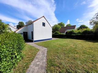 VAKANTIEWONING in het rustig groene CENTERPARCS domein, vlakbij de zee, centrum De Haan en de duinbossen! Dit huisje is volledig ALLEENSTAAND...