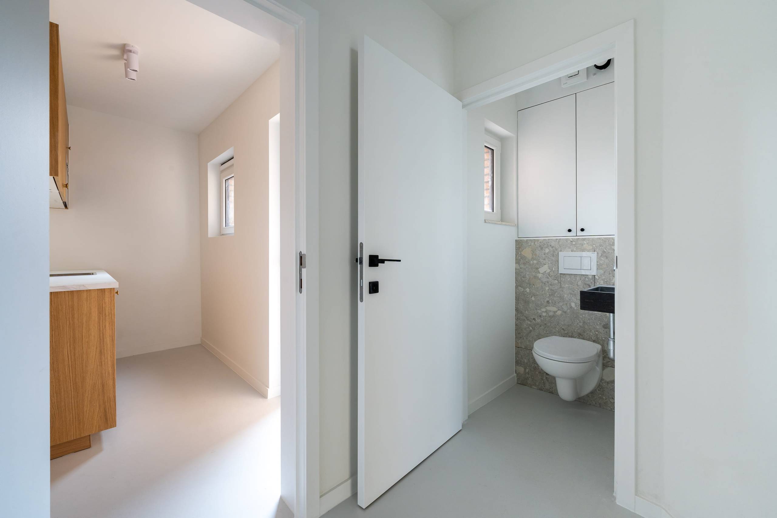 Volledig gerenoveerde bureau met koer in Sint-Pieters-Leeuw - foto 3