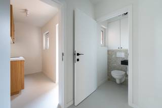 Voor meer info of een bezoek bel 02 884 23 23 - Gelegen op het gelijkvloers van een volledig gerenoveerd gebouw, biedt dit kantoor een...