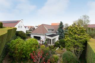 Située à l'arrière du quartier Simli à Nieuport-Bad, cette villa spacieuse avec sous-sol complet se trouve sur un terrain de 701 m². La maison...