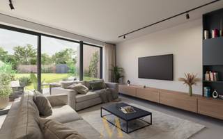 Deze moderne nieuwbouwwoning combineert comfort, ruimte en energiezuinig wonen op een uitstekende locatie, op wandel- en fietsafstand van het centrum van Roeselare.<br /><br />Indeling:<br /><br />Bij het betreden van de woning komt u in een inkomhal met vestiaire en apart gastentoilet. De ruime en lichtrijke leefruimte sluit naadloos aan op de tuin en biedt een aangename woonbeleving. De volledig geïnstalleerde keuken sluit aan op de leefruimte en wordt aangevuld met een praktische berging/wasplaats.<br /><br />Op de eerste verdieping bevinden zich de nachthal, een badkamer, een apart toilet en drie volwaardige slaapkamers. Daarnaast beschikt de woning over een zolder met mogelijkheid tot het creëren van extra kamers of een hobbyruimte.<br /><br />Troeven:<br />✔ Energiezuinige en kwalitatief afgewerkte nieuwbouwwoning<br />✔ Gelegen nabij het centrum van Roeselare<br />✔ Vloerverwarming via warmtepomp<br />✔ Zonnepanelen<br />✔ Regenwaterput<br /><br />Prijs woning: €532.000 (excl. btw, registratierechten en kosten), met mogelijkheid tot aankoop aan 6% btw, onder voorbehoud van de geldende voorwaarden.<br /><br />📩 Meer info: info@maximevanneste.be