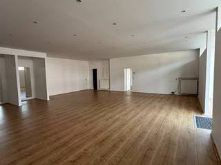 Dit multifunctioneel gelijkvloers is ideaal gelegen nabij Hogebaan, het centrum van Sint-Job-in-'t-Goor, met in nabijheid diverse winkels, scholen,...