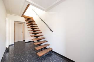 <p>Un logement clé en main avec un panorama verdoyant</p><p> </p><p>À la frontière entre Ekeren et Kapellen se trouve cet élégant appartement au rez-de-chaussée, entièrement rénové. Il a été rénové de A à Z et finalisé dans les moindres détails. Une maison avec beaucoup de lumière, beaucoup d'espace et une belle vue verdoyante à l'arrière.</p><p> </p><p>Situation centrale, à 5 minutes du centre d'Ekeren, au coin du ring et de l'A12. Idéal pour ceux qui travaillent en ville ou au Havre. Un quartier avec un accès facile aux magasins, aux écoles et aux transports en commun, ... .</p><p> </p><p>Pourquoi vous voulez vivre ici</p><p> </p><p><span>-</span><span>              </span>Entièrement prêt à emménager, rénovation élégante et de qualité</p><p><span>-</span><span>              </span>Espace de vie très lumineux avec terrasse attenante</p><p><span>-</span><span>              </span>Dressing aménagé dans la<sup>2ème</sup> chambre</p><p><span>-</span><span>              </span>Garage gigantesque avec espace pour matériel de bricolage, voiture, ..</p><p> </p><p>Aménagement</p><p> </p><p>Au rez-de-chaussée, vous vous garez devant le portail ou dans le grand garage. A l'arrière du garage, il y a une buanderie et un accès à la terrasse couverte et au jardin. Dans le hall d'entrée, une toilette d'invité avec lave-mains.</p><p> </p><p>Au premier étage, un espace de vie très lumineux avec une cuisine ouverte. La cuisine est équipée de tous les appareils électroménagers. A l'arrière, une terrasse ensoleillée et grâce aux fenêtres harmoniques, l'espace de vie est beaucoup plus grand au printemps et en été.</p><p> </p><p>Au deuxième étage <span> </span> il y a 2 chambres très spacieuses. Actuellement, l'une des chambres a été transformée en dressing, elle peut rester mais pourrait facilement être réutilisée comme chambre. Il y a des toilettes séparées dans le hall de nuit. La salle de bains est équipée d'une douche à l'italienne et d'un double lavabo.</p><p> </p><p>Vous n'avez pas envie de rénover ? Prenez rapidement rendez-vous à stad@sinjoor.be ou au 03 283 05 00.</p>
