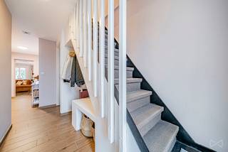 We Invest Waterloo vous présente cette charmante maison rénovée, idéalement située au bout d’une voie sans issue, offrant un cadre de vie calme...