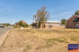 Mooi perceel bouwgrond voor open bebouwing, met een oppervlakte van 5a 6ca. Deze grond is rustig gelegen in een residentiële woonwijk, met een vlotte verbinding naar omliggende gemeentes, doch nabij scholen, winkels, en andere faciliteiten.<br /><br />Het perceel heeft een straatbreedte van 25m en -diepte van 17m. Mogelijkheid tot het bouwen van een open bebouwing. Afstand van zijdelingse perceelsgrens is 3m. Bouwhoogte: maximaal 2 bouwlagen onder de kroonlijst. Perceel is gelegen in gebieden voor gemeenschapsvoorziening en openbaar nut, achterzijde van het perceel grenst aan woongebied.<br /><br />Details verkavelingsvoorschriften te raadplegen via limburgsvastgoed.be.<br /><br />Voor meer info bel Jeff op 0472/04.26.49 of 011/22.19.17 - jeff@limburgsvastgoed.be of limburgsvastgoed.be