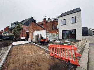 Deze splinternieuwe woning is gelegen in het gehucht Temse-Velle. U beschikt over een volledig geïnstalleerde keuken, drie slaapkamers en...