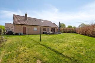 Deze woning is rustig en kindvriendelijk gelegen aan het einde van een doodlopende straat, op wandel-/fietsafstand van scholen, het shoppingpark, lokale winkels, openbaar vervoer, station, sportfaciliteiten, ..., en met een vlotte verbinding naar Geel, Westerlo, Herentals, Kasterlee en de E313.<br /><br />Je betreed de woning via de inkomhal, voorzien van een gastentoilet en een vestiairekast. De lichtrijke woonkamer bestaat uit een zithoek en een eethoek, met aansluitende keuken, voorzien van een gasvuur, dampkap, vaatwasser en microgolfoven.<br /><br />Verder is er op het gelijkvloers een ruime slaapkamer, een badkamer met douche en ligbad, een wasplaats en een inpandige garage met elektrische sectionale poort.<br /><br />Op de verdieping geeft de nachthal uit op 3 slaapkamers, een berging, een toilet en 2 zolderruimtes dewelke verder ingericht kunnen worden om de bewoonbare oppervlakte verder uit te breiden.<br /><br />De woning is volledig onderkelderd, waardoor je beschikt over heel veel opslag - / werkruimte.<br /><br />Centrale verwarming op aardgas (de brander werd in 2021 vernieuwd).<br /><br />De tuin is afgesloten en voorzien van een verder af te werken terras. Hier is het rustig vertoeven.