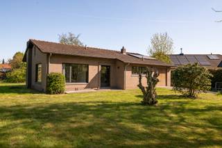 Deze laagbouwwoning is gelegen op een mooi perceel op een rustige en centrale locatie in Kalmthout.We betreden de woning in de inkom, met aansluitend...