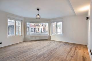 Dit prachtig gerenoveerde appartement bevind zich op een rustige, centrale locatie in Hamme, ideaal voor wie het gemak van het stadscentrum...