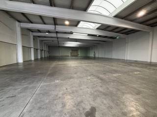 Entrepôt à louer d'environ 1 260 m² dans la zone industrielle de Kuurne. Spécifications : - Sol en béton ciré- Isolation du toit- Portail...