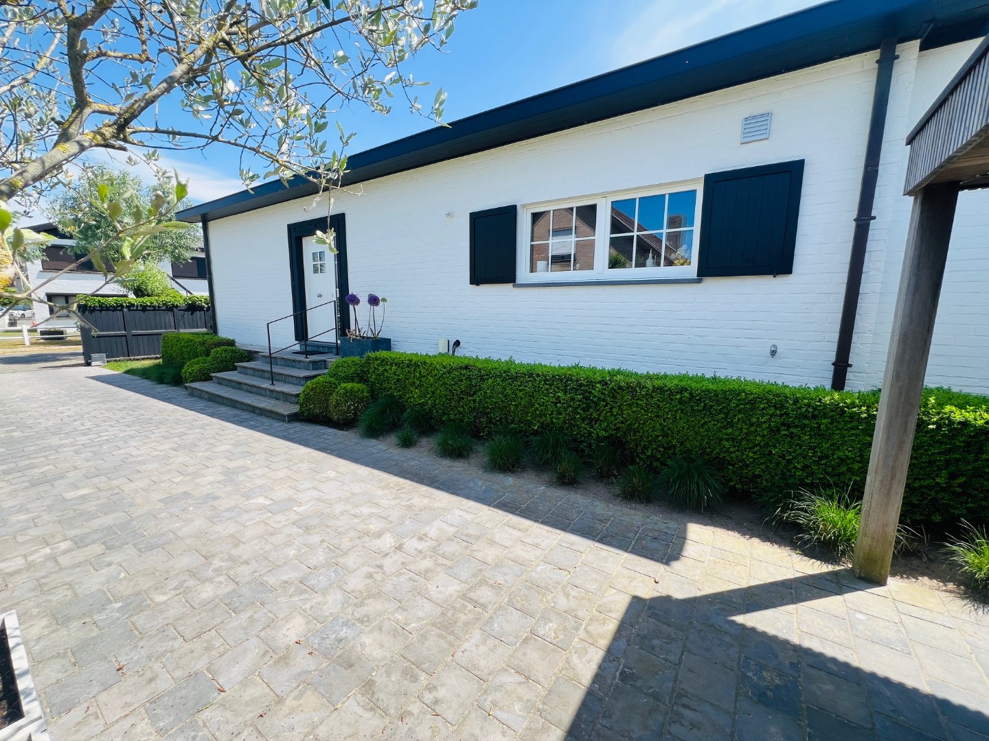 Heel mooi vernieuwde alleenstaande woning met 2 slaapkamers, zonnig terras, erg goed en residentieel gelegen nabij de ingang van de nieuwe Golf, op fiets - en wandelafstand van het centrum van Knokke. - foto 4