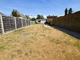 <p><span>Op zoek naar een verzorgde gezinswoning met een uitstekende ligging? Deze charmante woning op een perceel van </span><span>468m²</span><span> combineert rust, ruimte en een bijzonder centrale ligging in het hart van </span><span>Bonheiden</span><span>.</span></p><p><span>De woning bevindt zich in een zeer rustige straat, op wandelafstand van de dorpskern met winkels en scholen. Ook het openbaar vervoer en het </span><span>Imeldaziekenhuis</span><span> bevinden zich in de nabije omgeving. Voor liefhebbers van natuur en ontspanning is het nabijgelegen </span><span>kasteeldomein Zellaer</span><span> ideaal voor prachtige wandelingen.</span></p><p><span>Comfortabel en instapklaar.</span></p><p><span>De woning is bijzonder goed onderhouden en beschikt over heel wat </span><span>troeven</span><span>:<br />- Topligging en diep lopende tuin<br />- 4 slaapkamers, waarvan één op het gelijkvloers met mogelijkheid tot bureau of praktijkruimte<br />- Vernieuwde keuken en badkamer met ligbad en douche<br />- Ramen met dubbele beglazing<br />- Vrijstaand garage bijgebouw</span></p><p><span>Op het gelijkvloers vindt u een inkomhal die toegang geeft tot de gezellige woonkamer voorzien van ingemaakte kastenwand. Aansluitend bevindt zich de vernieuwde, volledig uitgeruste keuken met praktische berging. Verder zijn er een verzorgde badkamer, een afzonderlijk toilet en een veelzijdige kamer die kan worden ingericht als slaapkamer, bureau of praktijkruimte.</span></p><p><span>Op de eerste verdieping bevinden zich </span><span>twee slaapkamers</span><span>. Via een vaste trap bereikt u de tweede verdieping, waar een </span><span>zeer ruime vierde slaapkamer</span><span> werd ingericht met een slaap- en zitgedeelte.</span></p><p><span>De volledig omheinde tuin biedt volop privacy en beschikt over een </span><span>overdekt terras</span><span>, ideaal om heerlijk te genieten van het buitenleven.</span></p><p><span>Een absolute meerwaarde is de </span><span>dubbele garage met berging</span><span>, achteraan het perceel. Deze is bereikbaar via de </span><span>Kardinaal Cardijnlaan</span><span>, waardoor u de tuin en garage bijzonder gemakkelijk kunt bereiken via de achterliggende toegang. Eén ruimte doet dienst als garage, de andere als praktische buitenberging.</span></p><p><span> </span></p><p><span>Een woning met tal van mogelijkheden</span><span>. </span><span>Een uitstekende combinatie van </span><span>rustige ligging, centrale bereikbaarheid, vier slaapkamers en een aangename tuin</span><span>. </span></p><p><span>Interesse? Contacteer Dupont Vastgoed via 015 15 15 15 voor meer informatie of een bezoek.</span></p><p><span> </span></p>