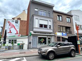 IDEAAL INVESTERINGSPROJECT: goeddraaiende FRITUUR met 2 aanpalende woningen gelegen in het CENTRUM van KORTRIJK! In de nabijheid van scholen,...