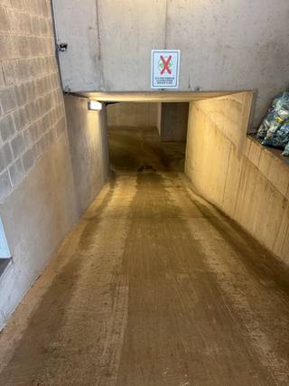 Goed gelegen en ruime garagebox te koop in het centrum van Heist. De garage bevindt zich op niveau -2, eenvoudig bereikbaar via een hellingsbaan, en heeft een lengte van 5,05 meter en een breedte van  3,65 meter, waardoor er nog gemakkelijk fietsen naast de auto kunnen geplaatst worden. De hoogte bedraagt 1,97 meter op het laagste punt en de inrijbreedte van de poort  is 2,50 meter.