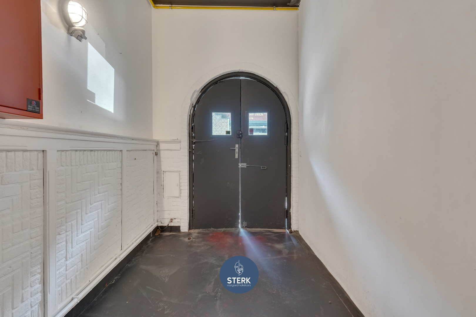 VEELZIJDIGE HANDELSRUIMTE + APPARTEMENT MET RUIME LOODS IN CENTRUM LANAKEN ! - foto 5