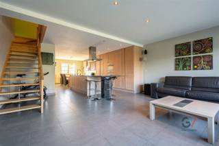  ïCe magnifique duplex meublé est situé au premier étage d'un complexe d'appartements moderne. Sa situation centrale à Bierbeek et sa facilité...