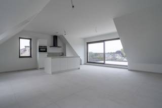 <p><strong>Nieuwbouw dakappartement met 2 slaapkamers en terras te Geel.</strong><br />E-peil: 10 | Beschikbaar: onmiddellijk | Autostaanplaats inbegrepen<br /><br /><strong>Bezoek aanvragen kan via deze link</strong>: https://dilegno.mijnhuurprofiel.be/property/2fde1a20-eb58-4548-8df9-eb00001f9a14<br /><br /><strong>Omschrijving:</strong><br />We betreden dit energiezuinige appartement op de tweede verdieping via trap of lift. <br />Het appartement beschikt over 2slaapkamers, een badkamer, een ruime, lichtrijke woonkamer met open keuken en een apart toilet. <br />De keuken is volledig uitgerust en beschikt ov<span>er een combi-oven</span>, inductiekookplaat, koelkast, vaatwasser, spoelbak en dampkap. <br />Verder is de badkamer voorzien van een inloopdouche en badkamermeubel met wastafel.<br />Als extra geniet deze woning van een praktische berging met aansluitingen voor wasmachine en droogkast.<br />Vanuit de leefruimte is er toegang tot het terras achteraan.<br /><br />Tevens beschikt de woning over een autostaanplaats achteraan het gebouw, reeds inbegrepen in de prijs.<br /><br />De woning is reeds volledig opgeschilderd en instapklaar.<br />Ten slotte is er een gemeenschappelijke afvalberging en zijn er twee gemeenschappelijke fietsenbergingen, waarvan 1 vooraan en 1 achteraan.<br /><br /><strong>Algemeen:</strong><br />- Terras<br />- Zonnepanelen<br />- Beschikbaar: onmiddellijk <br />- Gemeenschappelijke kosten: provisie € 75/maand</p>