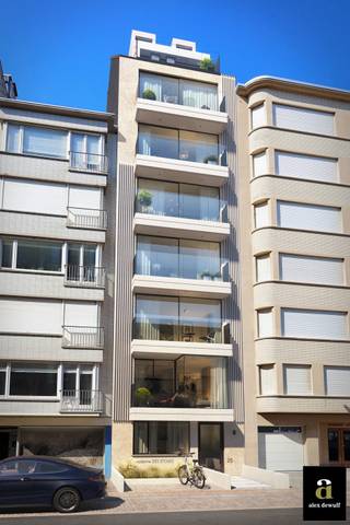 In een rustige zijstraat van het Albertstrand, op amper 50 m van zee en strand, bevindt zich deze stijlvolle penthouse in de nieuwbouwresidentie Des Étoiles. Een locatie met blijvende meerwaarde dankzij de heraanleg van de Casino-wijk en het toekomstige landschapspark.<br /><br />Op de zevende verdieping: inkomhal met vestiaire en gastentoilet, een ruime leefruimte met zijdelings zeezicht en toegang tot het zonneterras. De open, volledig ingerichte keuken met eetgedeelte sluit aan op het achterterras. Beide terrassen zijn afgewerkt met houten beplanking. Praktische berging met aansluiting voor wasmachine en rolluiken op de achtergevel.<br /><br />Op de achtste verdieping: twee volwaardige slaapkamers, elk geschikt voor een dubbel bed, en een stijlvolle douchekamer uitgevoerd in Aqua Sensa (mortex-afwerking).<br /><br />De penthouse onderscheidt zich door zijn plafondhoogte van 2,60 m, vloerverwarming op geothermie (verwarming én koeling) en Hongaars-puntparket in het hele appartement, behalve in keuken, gastentoilet, natte cellen en masterbedroom. Alle binnendeuren zijn strakke blokdeuren (type Xinix). In het gebouw is een kelder met fietshaken voorzien.