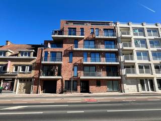 Nieuwbouwappartement in residentie "Helios" met 2 slaapkamers, 2 terrassen en autostaanplaats te huur in Ieper. Het appartement is...