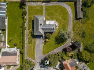 Welkom in deze karaktervolle en te renoveren woning gelegen in Opwijk! Dit is een unieke kans om eigenaar te worden van een indrukwekkend pand met meer dan vijfduizend vierkante meter grond, ideaal voor wie op zoek is naar ruimte in een landelijke omgeving.Deze karaktervolle woning beschikt over drie slaapkamers, perfect voor het hele gezin of voor vrienden. De badkamer biedt voldoende ruimte met zowel een hoekbad, als een douche. De woning beschikt over een grote leefruimte met grote ramen, waardoor er geen gebrek is aan licht. De volledig ingerichte keuken is voorzien van alle nodige apparatuur voor uw culinaire creaties. Een van de grootste troeven van dit pand is de tuin. Volledig omring door hagen en bomen, geniet u van een volledige privacy. Het grote terras is de perfecte plaats om te kunnen genieten van rust, na een lange werkdag. De woning is volledig onderkelderd, perfect voor voor en vrij beroep, of voor opslag. Met de dubbele garage en de grote oprit, is er aan parkeerplek geen gebrek. Dit pand biedt ongetwijfeld veel mogelijkheden. De ruime gronden met veel groen en de perfecte ligging maakt dit een ideale keuze voor wie zoekt naar rust en ruimte. Maak van dit huis uw echte THUIS!Bod vanaf 595.000€ (op voorwaarde van aanvaarding van de verkoper)