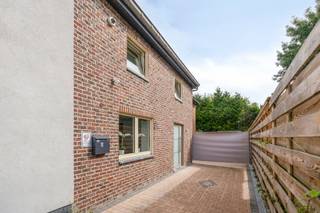 Gelegen in een rustige tweede bouwlijn in het charmante Lombeek, biedt deze prachtig gerenoveerde woning een oase van rust en comfort, omgeven...