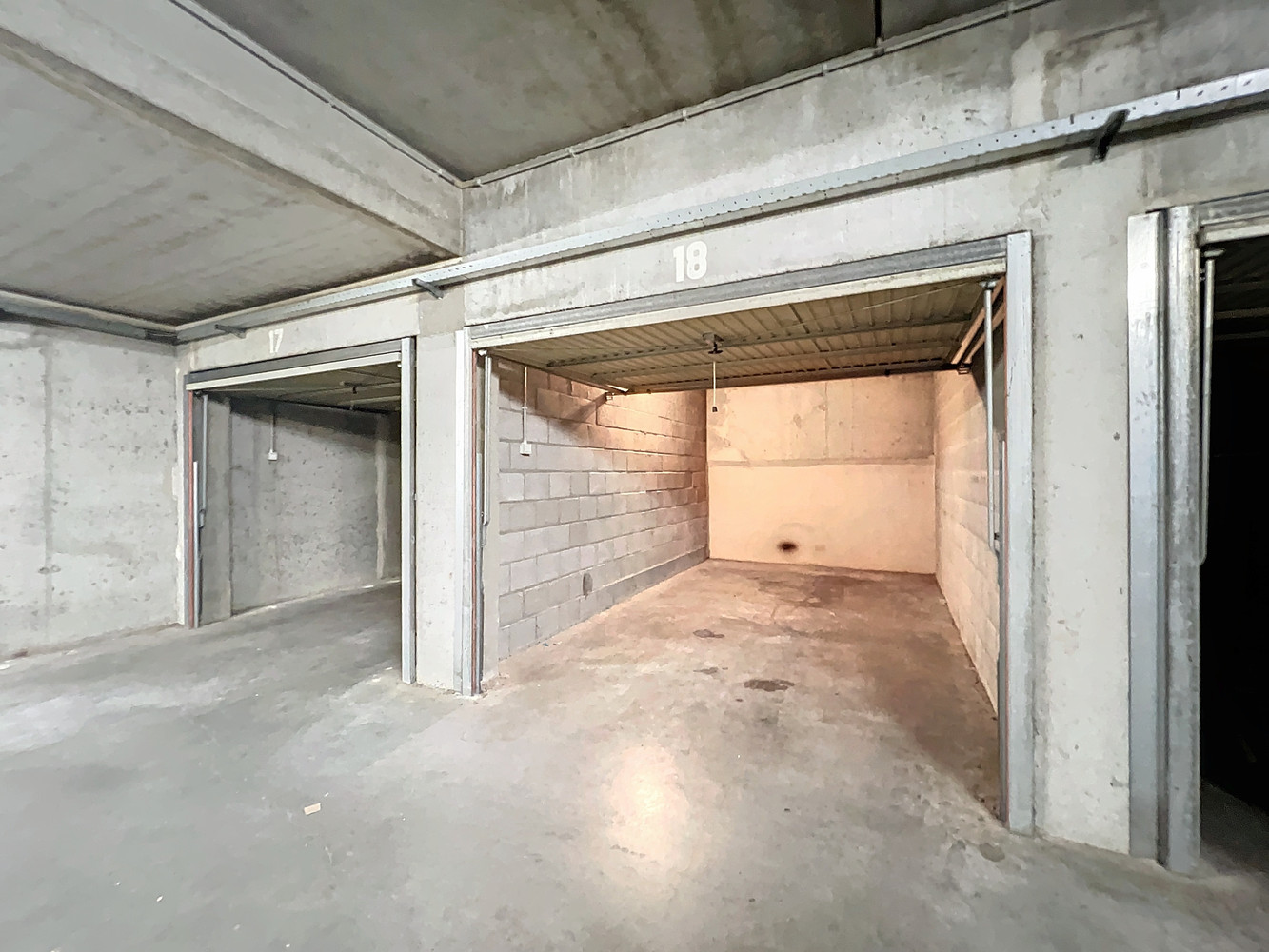 Gesloten garagebox op  - 1 in residentie Sun Star gelegen aan de Nellenslaan 84 te Duinbergen - foto 4