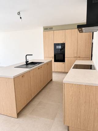 <strong>Halfopen nieuwbouwwoning te koop – Monica Vancloosterstraat, Roeselare (Beveren)</strong><br /><br />Deze moderne<strong> halfopen nieuwbouwwoning </strong>maakt deel uit van een stijlvol nieuwbouwproject in de rustige Monica Vancloosterstraat te Roeselare (Beveren).<br />Met een perceel van <strong>284 m²</strong> en een doordachte indeling biedt deze woning comfort, ruimte en energiezuinig woonplezier.<br /><br /><strong>Indeling gelijkvloers</strong><br />Via de inkomhal kom je binnen in de <strong>lichtrijke leefruimte met open keuken</strong>, ontworpen voor maximaal licht en een ruimtelijk gevoel. Aansluitend bevindt zich een <strong>grote berging van 10 m²</strong>, ideaal als voorraad- of wasruimte.<br />De woning beschikt verder over een <strong>tuinberging, carport, ruime oprit, terras</strong> en een aangelegde tuin — perfect om meteen zorgeloos te genieten van je nieuwe thuis.<br /><br /><strong>Indeling verdieping</strong><br />Op de bovenverdieping vind je een functionele <strong>nachthal</strong>, die ook de mogelijkheid biedt om een <strong>bureau of werkhoek</strong> te creëren.<br />Daarnaast zijn er <strong>drie slaapkamers</strong> (17 m², 9 m² en 9 m²) en een volledig uitgeruste badkamer met<strong> inloopdouche, ligbad en dubbel lavabomeubel</strong>. Een <strong>afzonderlijk toilet </strong>en bovenberging maken deze verdieping volledig.<br /><br /><strong>Energiezuinig & modern</strong><br />Zoals de andere woningen in het project is ook deze woning <strong>energiezuinig </strong>(E-peil ≤ 30) en uitgerust met <strong>zonnepanelen</strong>, een <strong>warmtepomp </strong>en <strong>vloerverwarming</strong>.<br />Dankzij deze technieken geniet je van een laag energieverbruik en een toekomstgerichte woning.<br /><br /><strong>Topligging</strong><br />De woning ligt in een rustige, nieuwe woonomgeving in Beveren (Roeselare), met:
<ul>
<li><strong>Snelle verbinding naar de E403</strong> (Brugge – Kortrijk)</li>
<li><strong>Vlotte bereikbaarheid van het centrum van Roeselare</strong></li>
<li>Winkels, scholen en sportfaciliteiten in de buurt</li>
<li>Een kindvriendelijke woonomgeving met groene accenten</li>
</ul>
<br /><strong>Perceel: 284 m²</strong><br /><br />* Foto's binnenzijde van een gelijkaardige woning *<br /><br />Neem contact voor een vrijblijvend bezoek via <strong>051 21 11 11</strong> of <strong>matias@imfiro.be</strong>